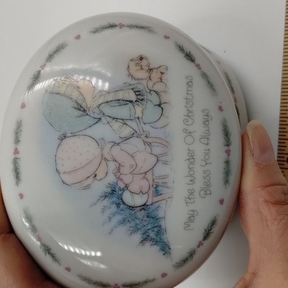 Precious Moments Christmas Dish with lid - Picture 3 of 6